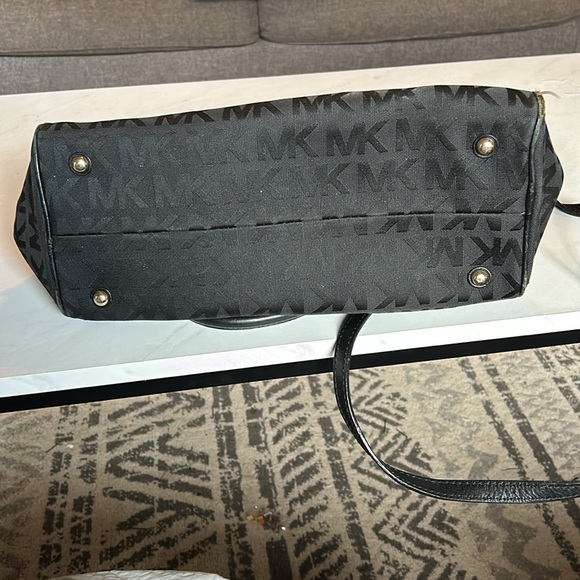 Michael Kors purse - Picture 4 of 6